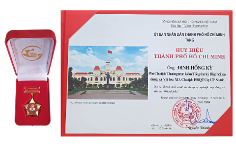 Huy hiệu Tp. Hồ Chí Minh do UBND Tp. Hồ Chí Minh trao tặng cho ông Đinh Hồng Kỳ